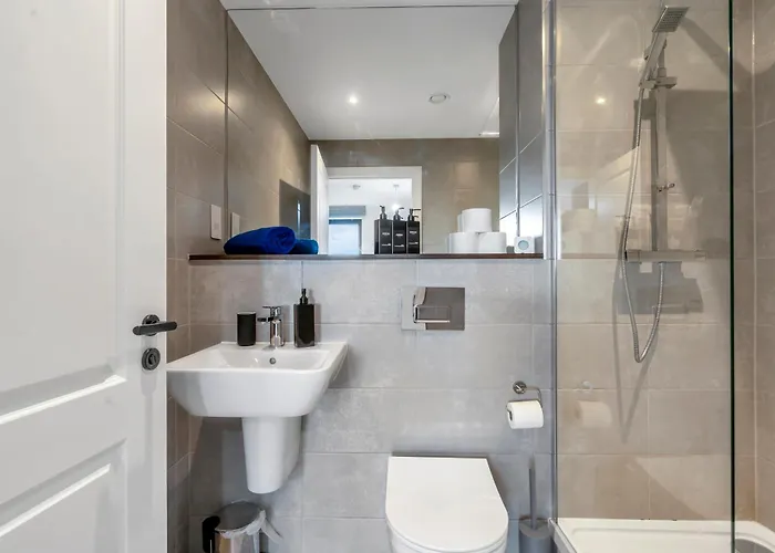 Pinetree Centre Of * Λιντς