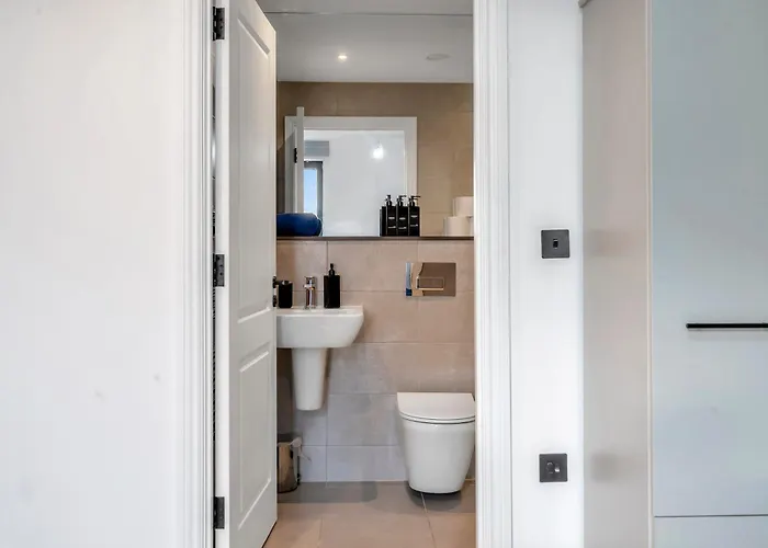 Pinetree Centre Of * Лідс