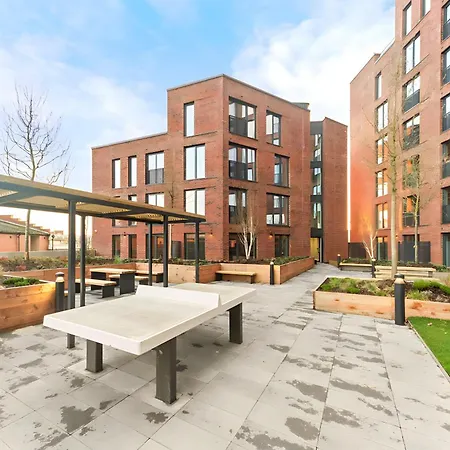 Pinetree Centre Of 리즈