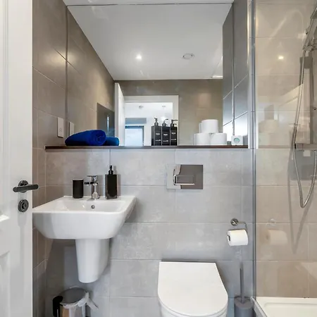 Pinetree Centre Of * 리즈