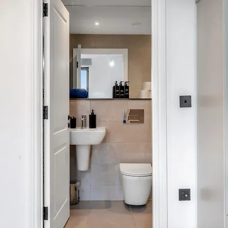 Pinetree Centre Of * 리즈